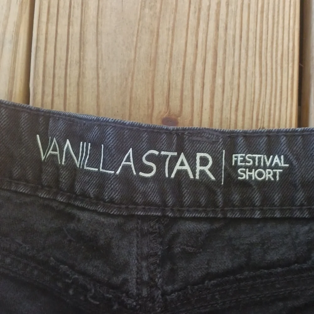 Vanilla Star festival short black raw hem shorts size 11